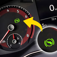 O que significa a luz em formato de sapato nos painéis dos carros automáticos? 