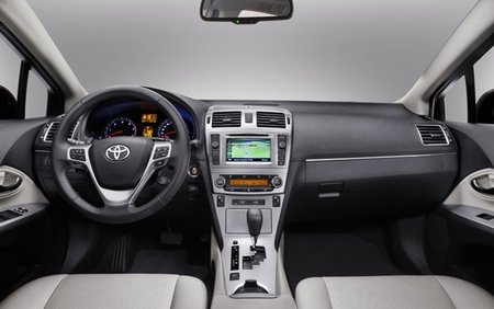 Toyota-Avensis-2012-interior-03