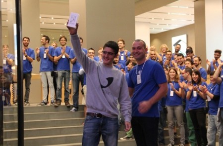 Dos iPhones, dos preferencias, pero una misma ilusión: así ha sido el lanzamiento de los nuevos iPhone en Barcelona
