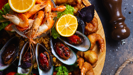 Plato lleno de mariscos