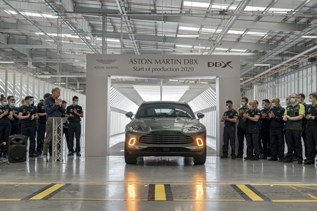 El primer Aston Martin DBX ya ha salido de fábrica, confirmando la rendición de Gaydon a la fiebre SUV