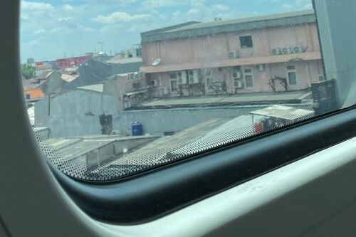 Bolinhas pretas no parabrisa / Imagem: Jeep, Abil Saputra