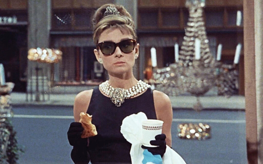 'Desayuno con diamantes' nunca fue la película encantadora que todos recordamos. Tiene elementos cuestionables que hoy resultan imposibles de ignorar