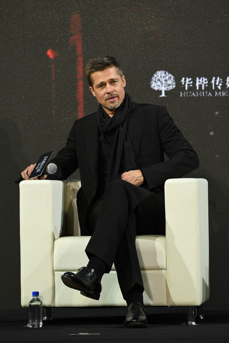 De oscuro y con fular, así es el recurrente look de Brad Pitt para  presentar 'Aliados'
