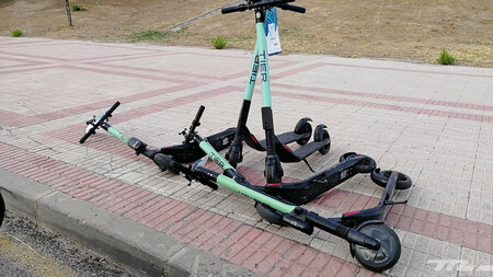 Patinetes Tier tirados en la acera