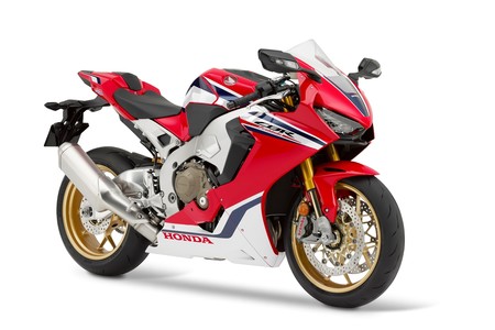 La Honda CBR1000RR Fireblade se afila ligeramente su electrónica para un mejor control de sus 198 kg