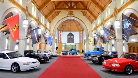 The Holy Grail Garage, el paraíso de los petrolheads existe y tiene un toque de misticismo
