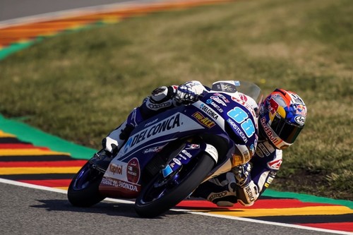 Jorge Martín doblega a Marco Bezzecchi para afianzar el liderato de Moto3 en Alemania