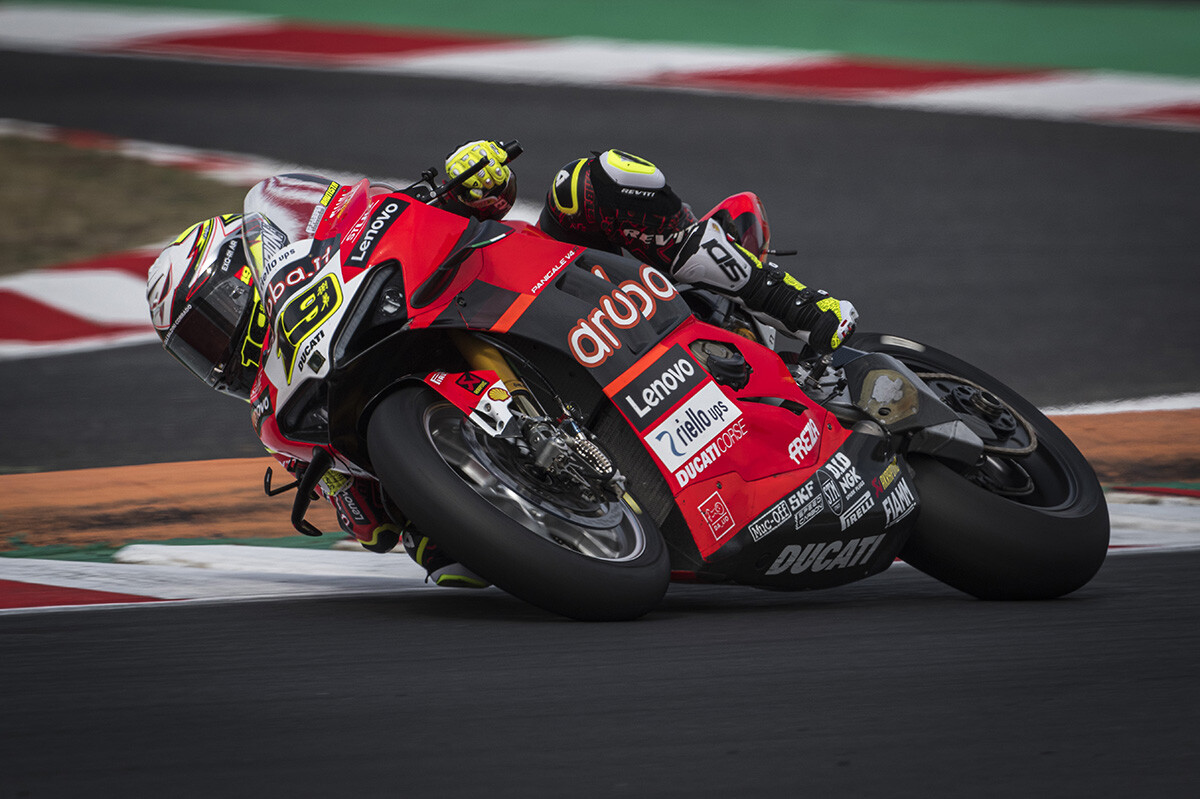 Álvaro Bautista se reencuentra con la victoria en Most frenando la espectacular remontada de Scott Redding