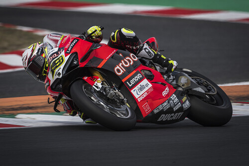 Álvaro Bautista se reencuentra con la victoria en Most frenando la espectacular remontada de Scott Redding