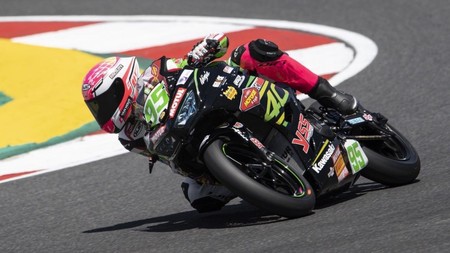 Scott Deroue gana en Portimao y recupera el liderato de Supersport 300 gracias a la caída de Ana Carrasco