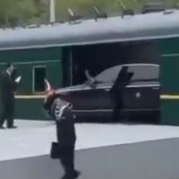 Alguien ha tenido que meter la limusina de Kim Jong-un en su tren blindado. No quisiera ser el conductor 