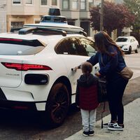 "Es una experiencia espeluznante o incómoda". Padres de Arizona están mandando a sus hijos a clase en taxis sin conductor: no confían en los humanos