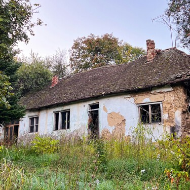 Parecia a vida perfeita: o impensável de morar em uma casa rural com painéis solares e um poço próprio que levou esta família aos tribunais