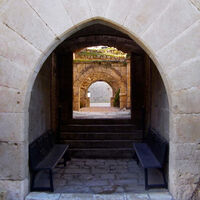 Este encantador pueblo medieval tiene una única entrada y es famoso por su exquisito lechazo, uno de los mejores de España
