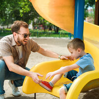 Nueve errores que cometen los padres y madres cuando van al parque con sus hijos