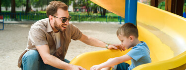 Nueve errores que cometen los padres y madres cuando van al parque con sus hijos