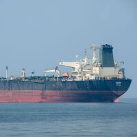 Por este estrecho pasa una quinta parte del petróleo mundial y ahora está al borde del cierre: el crudo se dispara y la gasolina puede pegar un subidón histórico