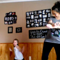 Una madre embarazada de 8 meses y su hija de 6 años arrasan en internet con su coreografía