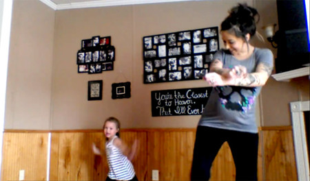 Una madre embarazada de 8 meses y su hija de 6 años arrasan en internet con su coreografía