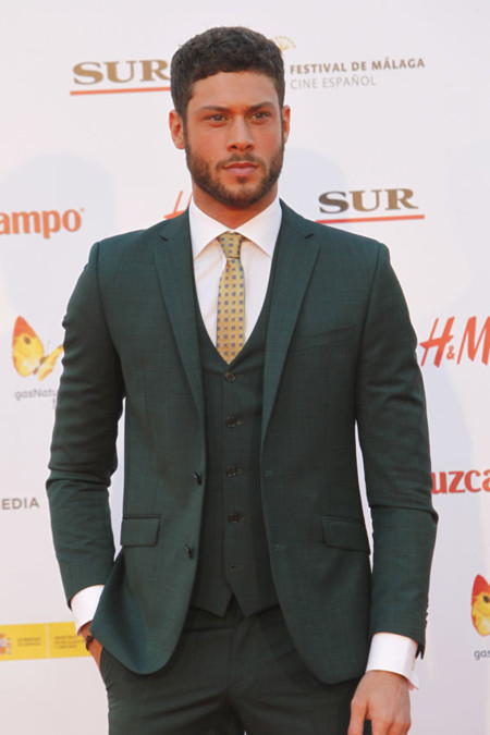 Más looks masculinos del Festival de Málaga: el traje tres piezas se impone