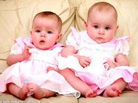 Nacieron el mismo día de la misma madre pero no son mellizas