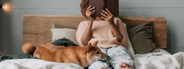 Solo hay tres motivos válidos para no dejar a tu perro o a tu gato dormir en la cama 