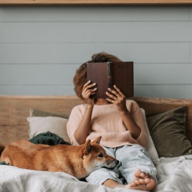 Solo hay tres motivos válidos para no dejar a tu perro o a tu gato dormir en la cama 