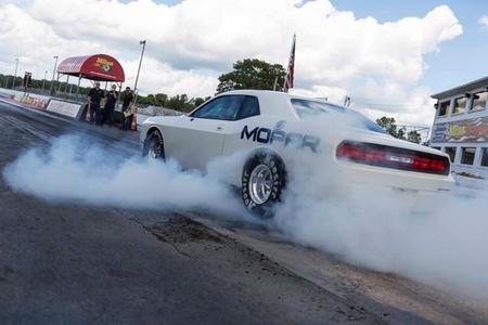Video: así quema llanta el Dodge Challenger Drag Pak 2015