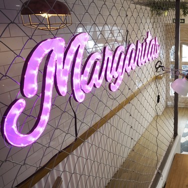 Con neones de color rosa y un toque punk, así es el primer "bistró porcino" de Madrid