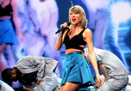 Taylor Swift se sube a las colegas al escenario, y no, no son las del cole