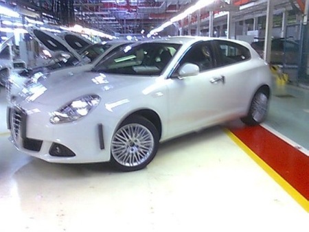 Alfa Milano, fotos espía del sustituto del Alfa 147 tomadas en la fábrica