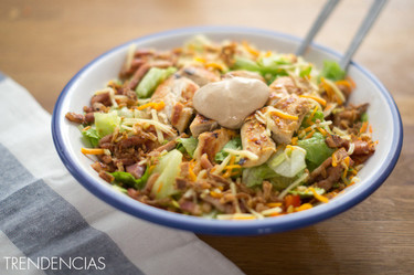 Receta de ensalada sureña con pollo, salsa barbacoa y cebolla frita 