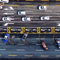 Uma cidade chinesa teve uma ideia para simplificar o retorno: criar um desvio coletivo no meio da rodovia 