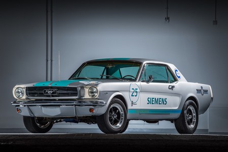¿Un Ford Mustang 1965 autónomo? Sí, a Siemens se le ocurrió esta fabulosa idea