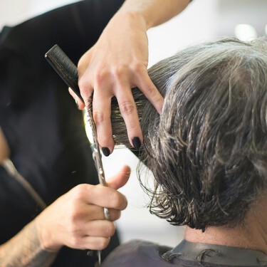 Siete cortes de pelo canoso para mujeres de 50 que buscan acabados estilosos, favorecedores y de fácil mantenimiento