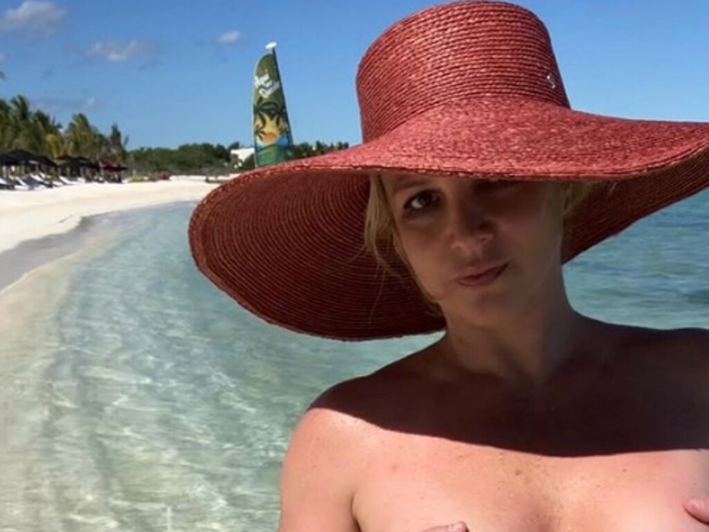 Britney Spears, en pelota picada y abierta de patas sobre la orilla del mar: las fotos del posado más calenturiento (y explícito) de la cantante