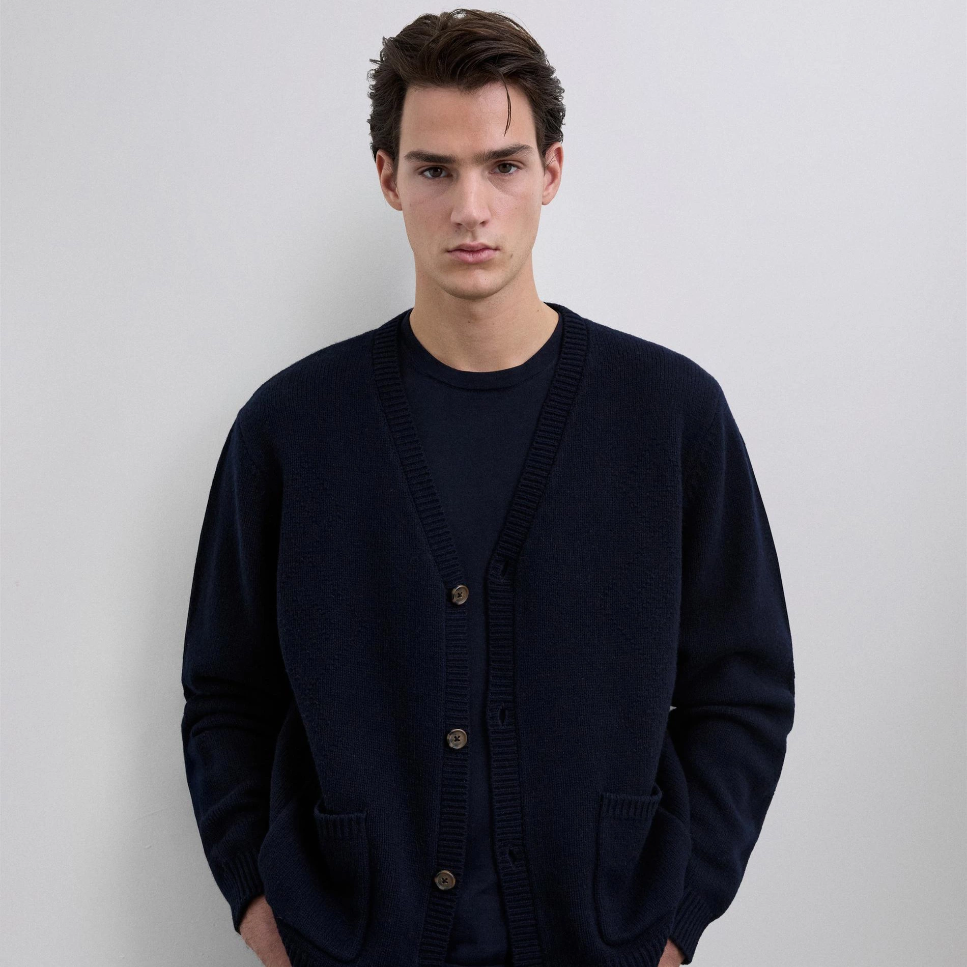 Cárdigan de hombre de lana con cuello en pico

