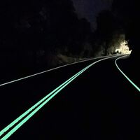 ¿Te acuerdas de las pegatinas fluorescentes para niños? La DGT quiere usar algo parecido para evitar accidentes de noche 