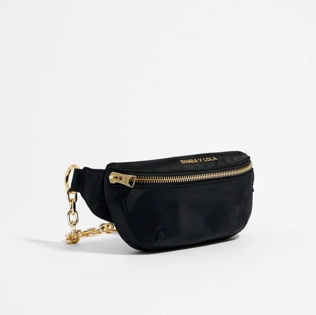 Riñonera de mujer Bimba y Lola con cremallera y detalle de cadena en negro