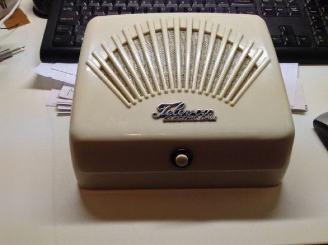 Un asistente por voz retro, con una Raspberry Pi en su interior