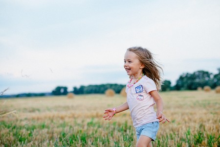 Menos tiempo de pantallas, más actividad física y dormir mejor: nuevas recomendaciones de la OMS para bebés y niños