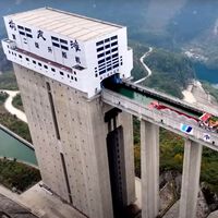 Un elevador gigantesco para que los barcos puedan navegar entre montañas. Así es como China ha sorteado otro de los tantos problemas de construir la presa más grande del mundo