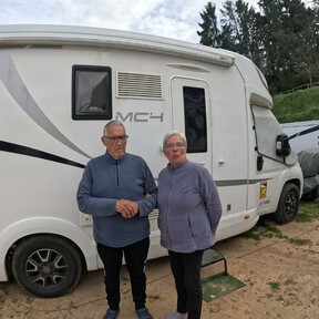 Maribel y Vicente, nómadas: "Vivimos de dos pensiones normales. Pasamos el mes con 2.000 euros, incluido el gasoil"