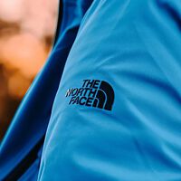 Remate final en El Corte Inglés con la chaqueta The North Face que no dejaremos de usar a diario, haga frío o no