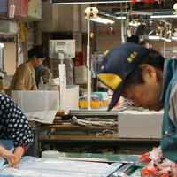 La líder de Japón ganó popularidad por su plan antiinmigración. En realidad el país necesita extranjeros y las empresas los buscan