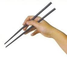 Aprender a comer con palillos