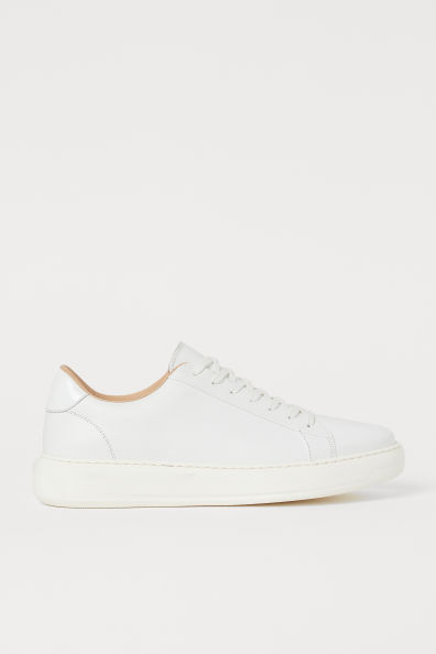 Zapatillas deportivas con borde acolchado y cordones delante. Forro y plantillas de piel. Suelas gruesas de goma.