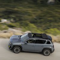 He probado el Renault 4 E-Tech Plein Sud: una versión casi descapotable con un enorme techo de lona que da un nuevo aire al R4