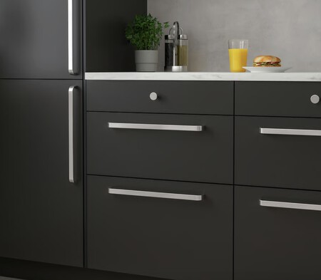 Tiradores de Ikea en color plateado. /Ikea